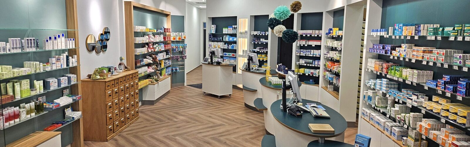 Offizin der Brunnen Apotheke in Stralsund mit Regalen und Verkaufstischen.